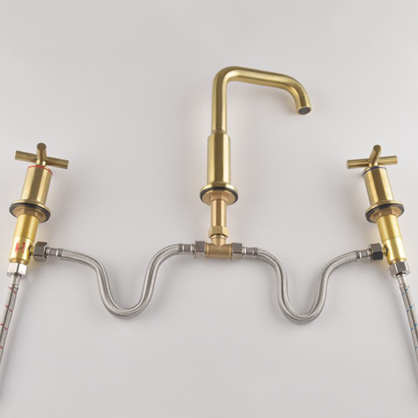 Современный UPC WRAS 8-дюймовый смеситель для раковины с двойной ручкой из матового золота для ванной комнаты